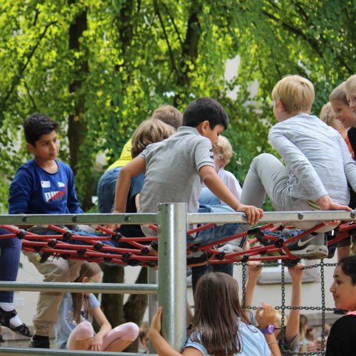 kinder_auf_klettergeruest